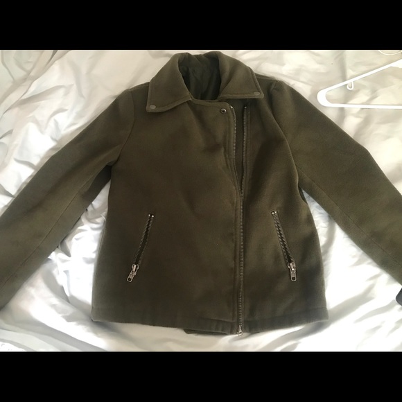 Has a stain but still in a good condition - Picture 2 of 4